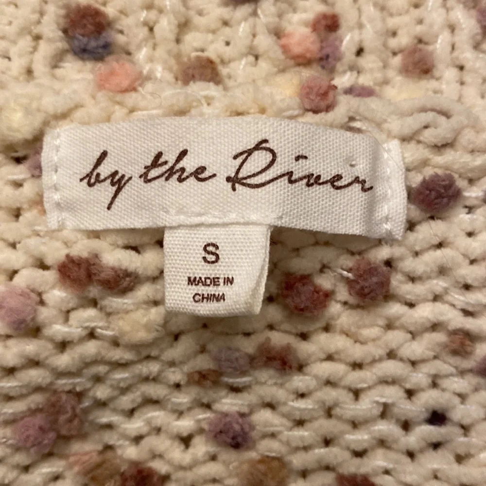 by the River-Small cream colored V neck sweater with Pink and Brown yarn design - Picture 6 of 7